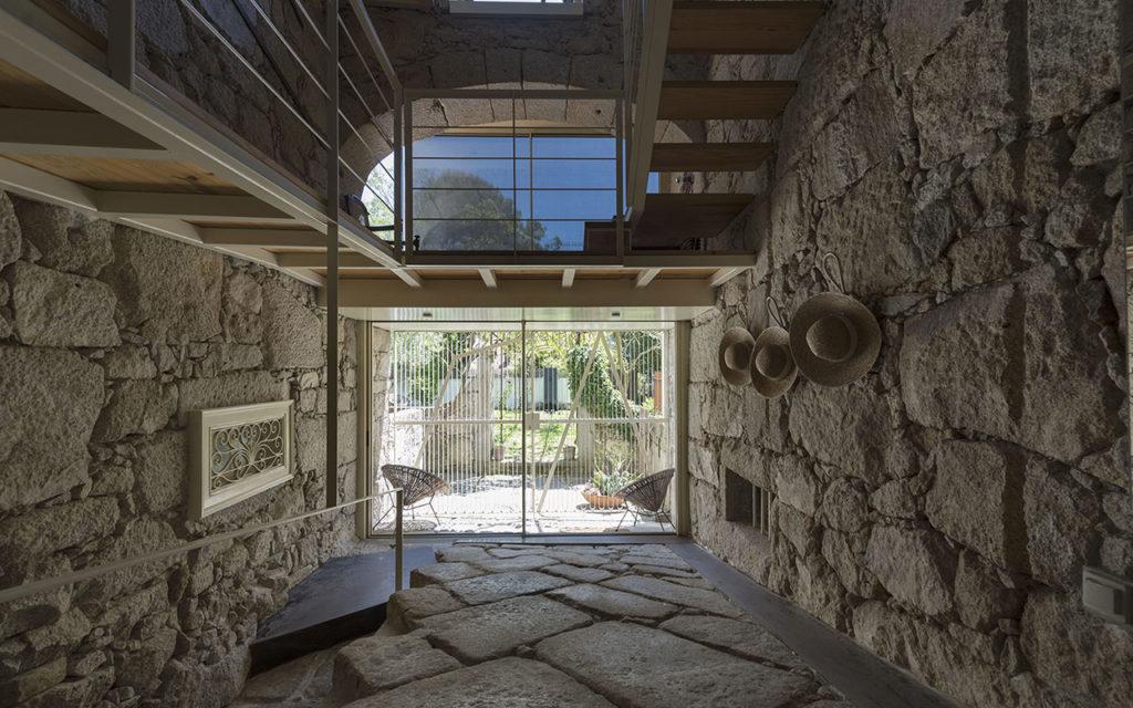 casa-muralha-entrance-porch