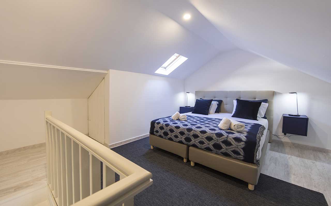 royal-blue-terrace-bedroom