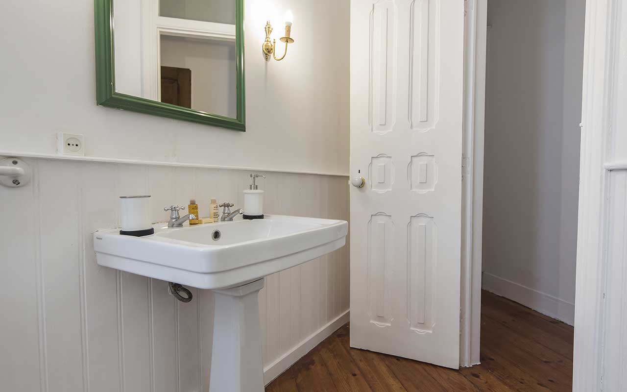 saldanha-charming-palace-bathroom