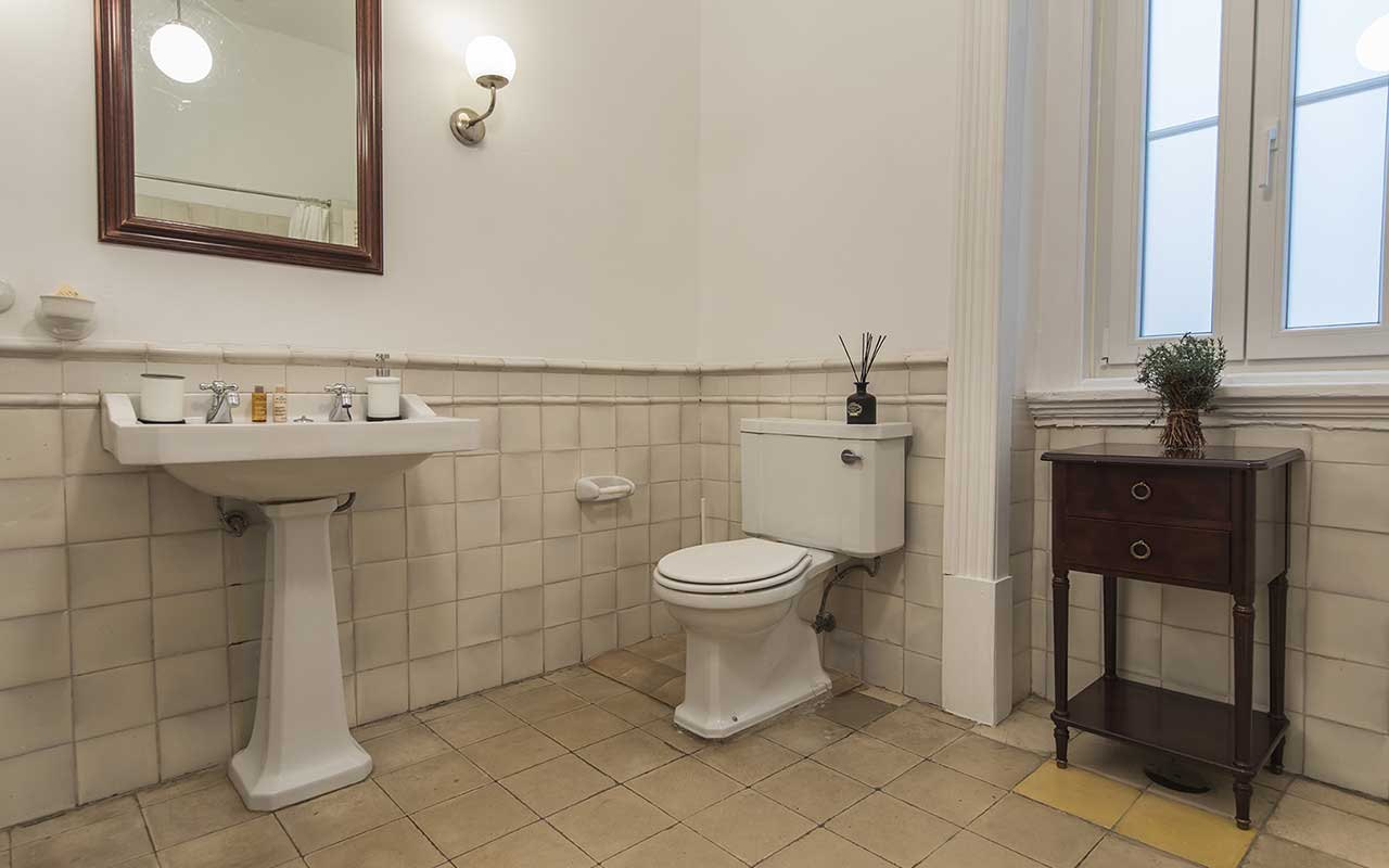 saldanha-charming-palace-bathroom
