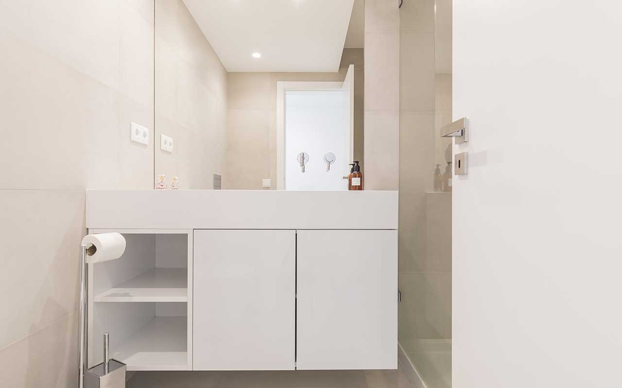 luxurious-seaview-apartment-bathroom