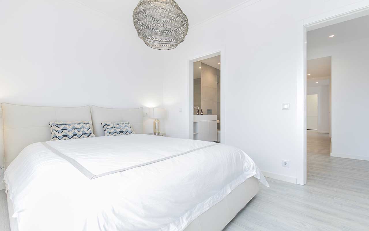 luxurious-seaview-apartment-bedroom
