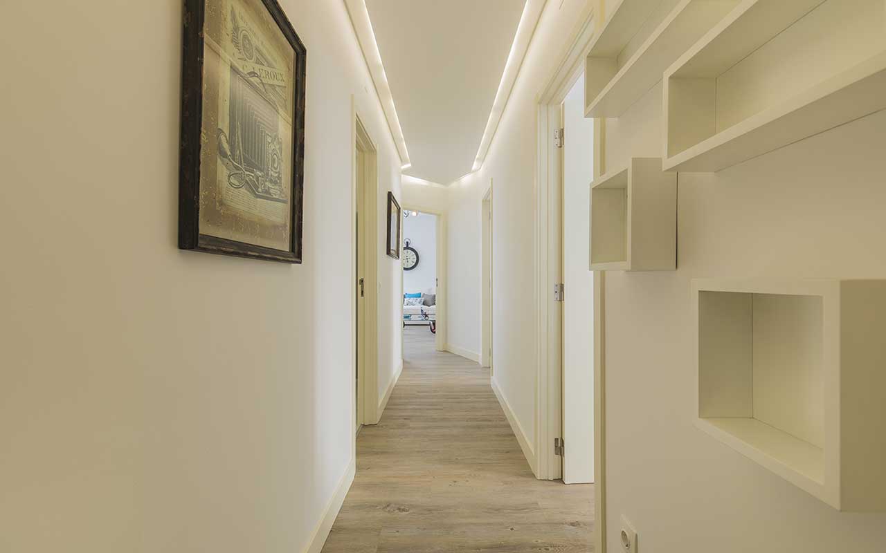 cozy-seaview-apartment-corridor