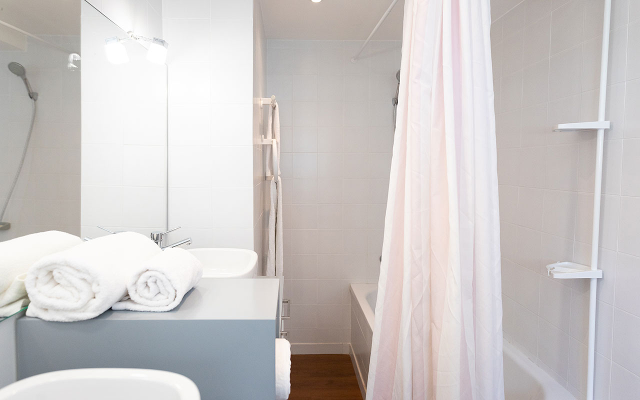 estoril-beach-apartment-bathroom