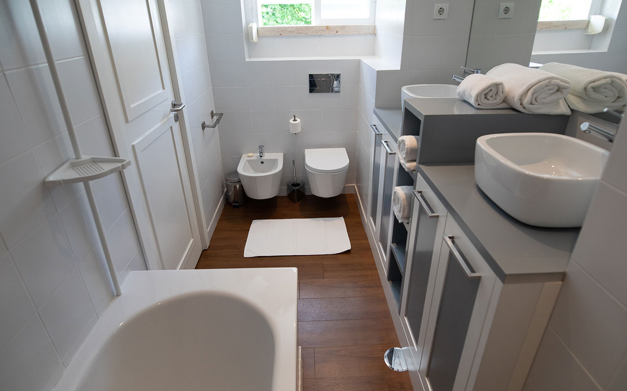 estoril-beach-apartment-bathroom