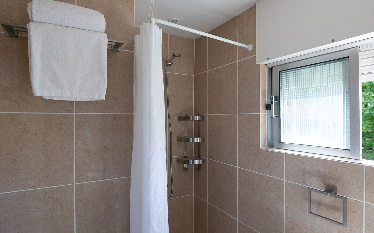 estoril-beach-apartment-bathroom