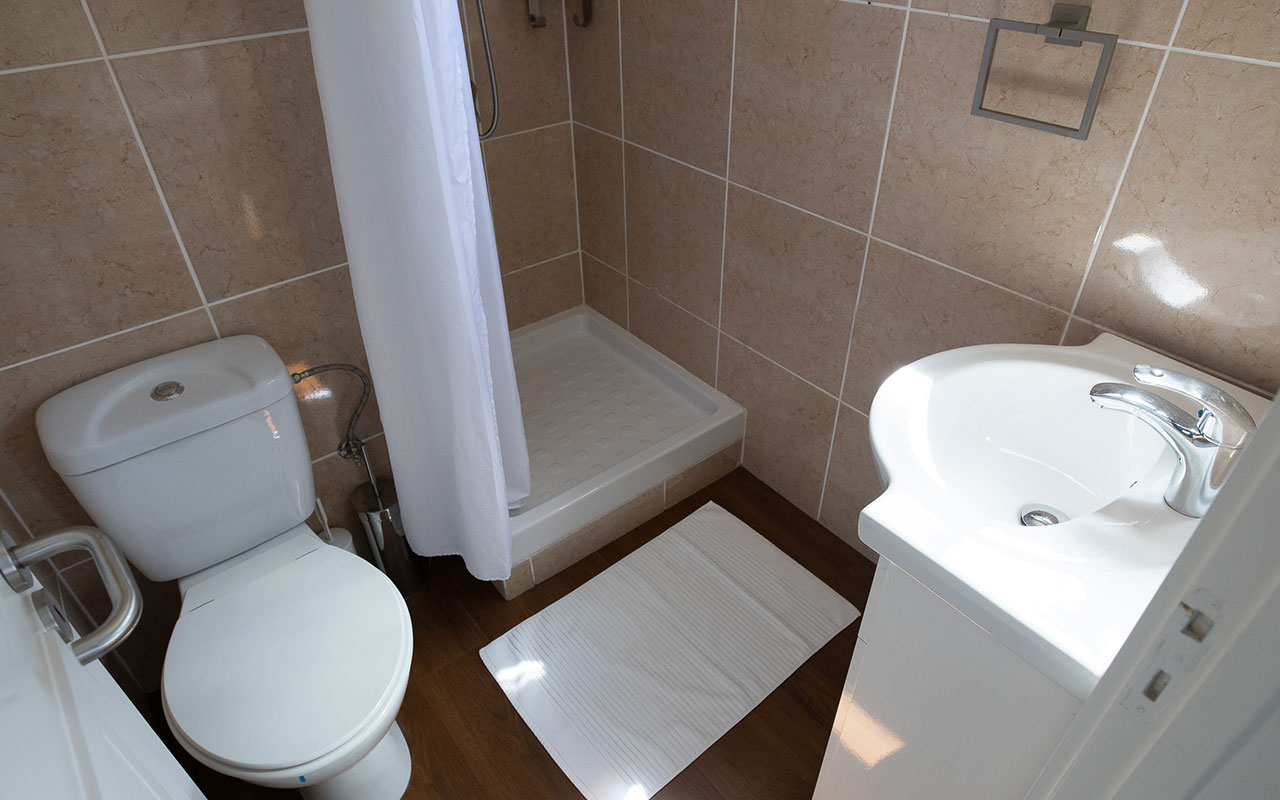 estoril-beach-apartment-bathroom