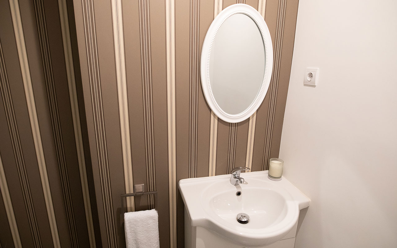 estoril-beach-apartment-bathroom