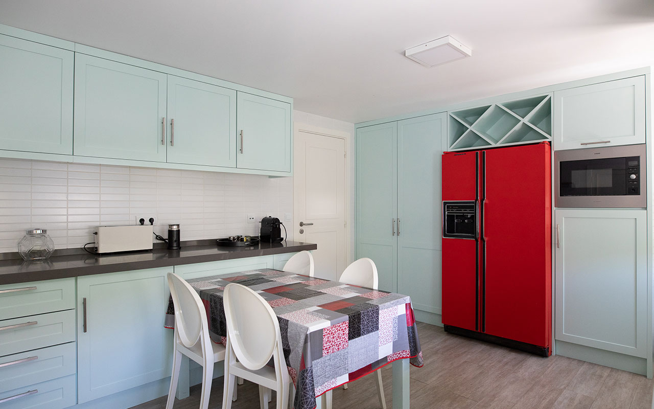 estoril-beach-apartment-kitchen