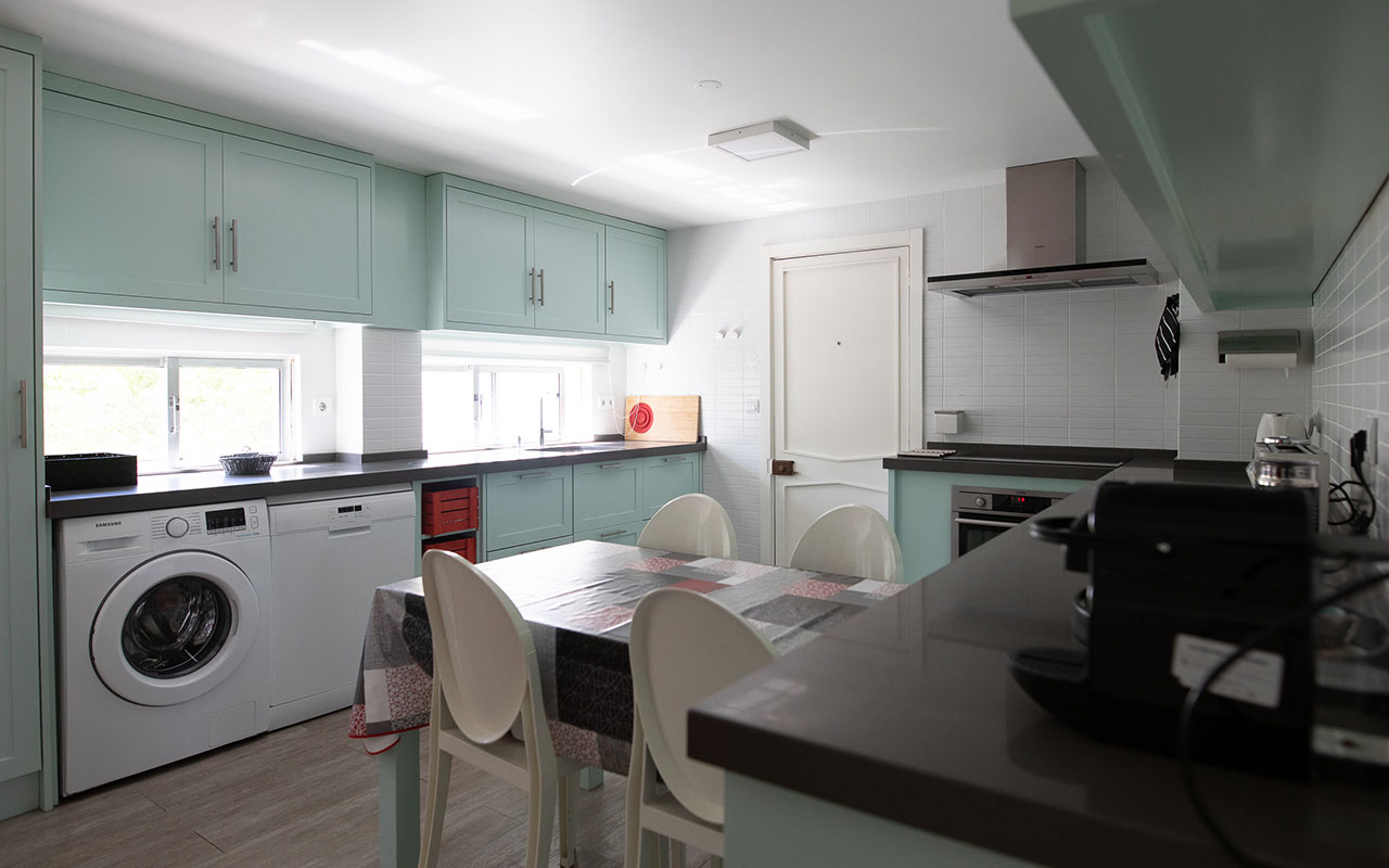 estoril-beach-apartment-kitchen