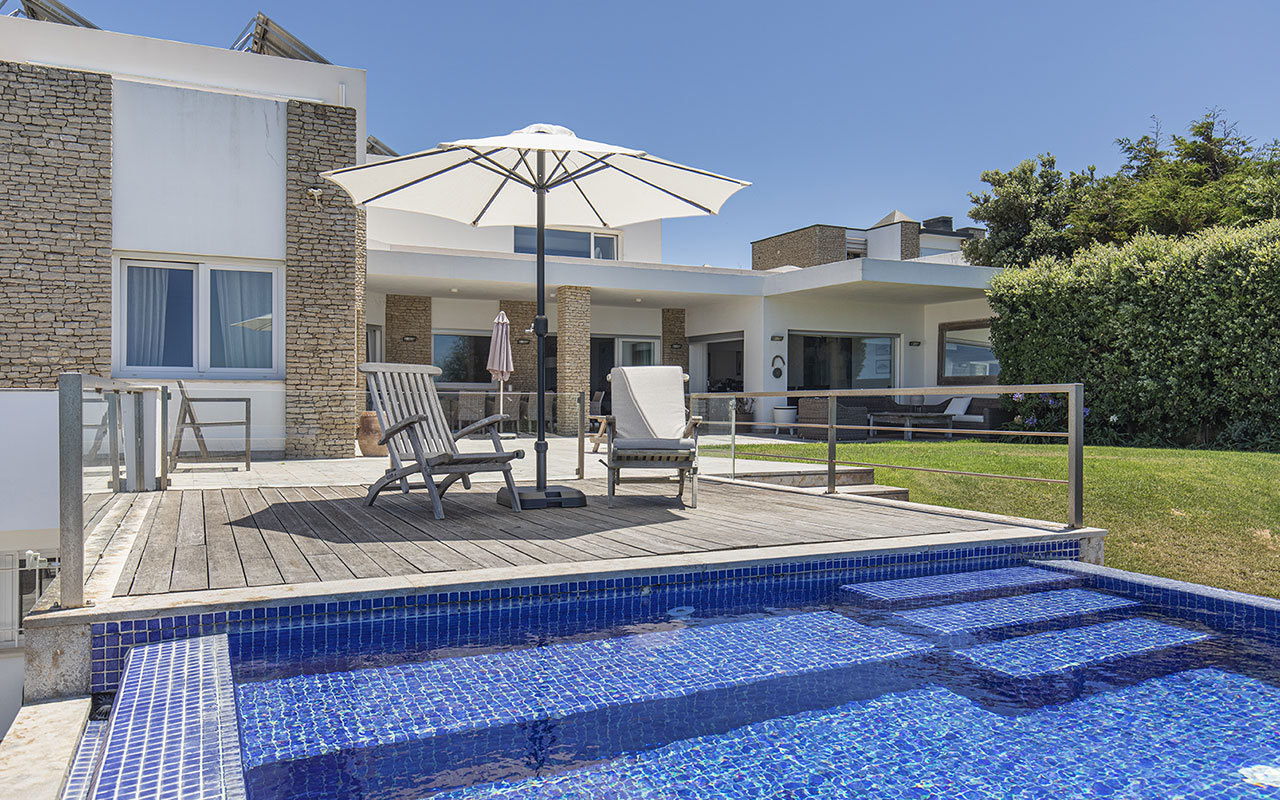 luxury-beachfront-villa-pool