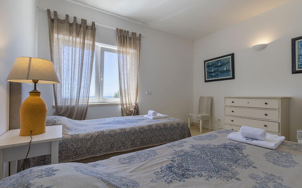 luxury-beachfront-villa-bedroom