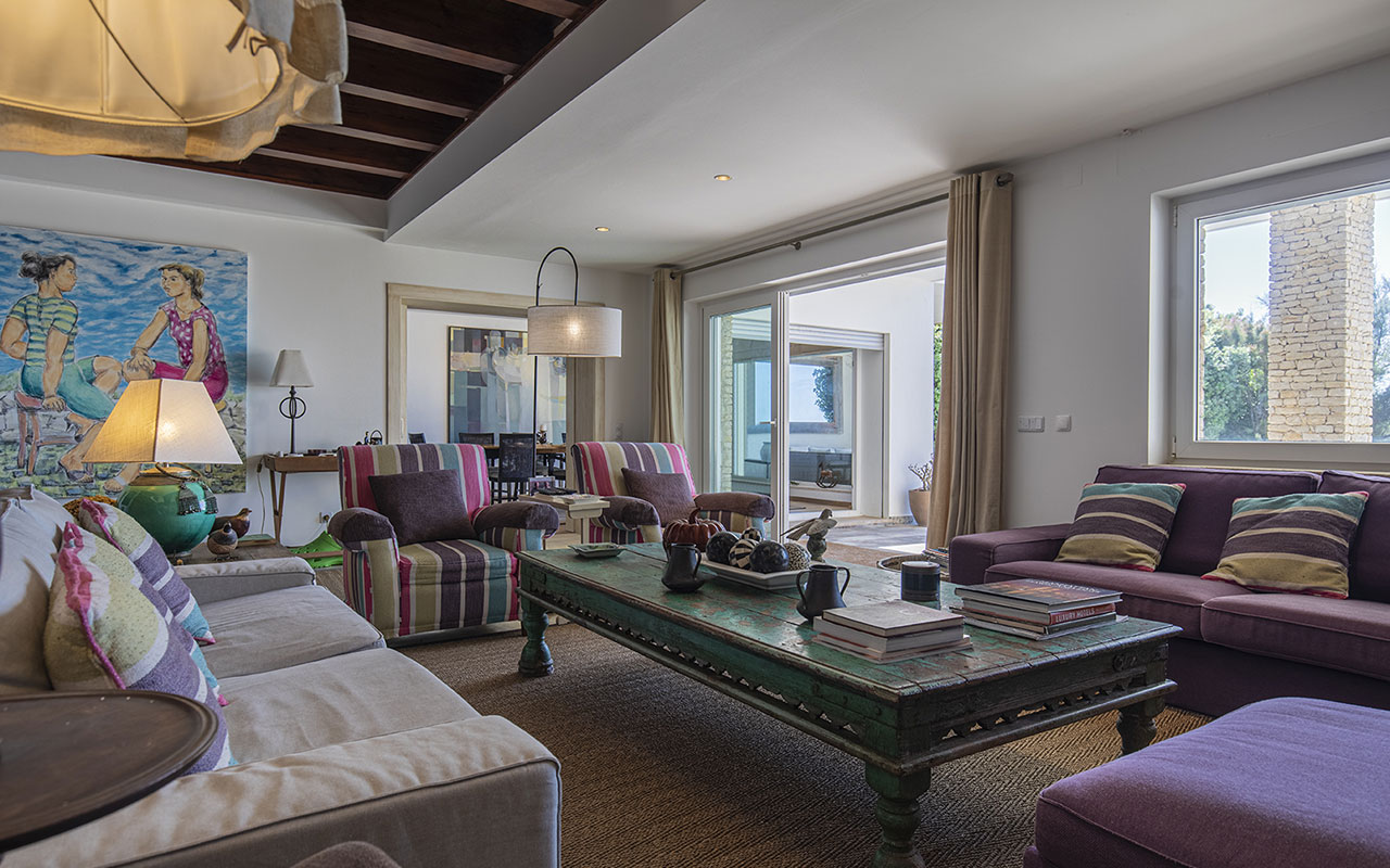 luxury-beachfront-villa-living-room