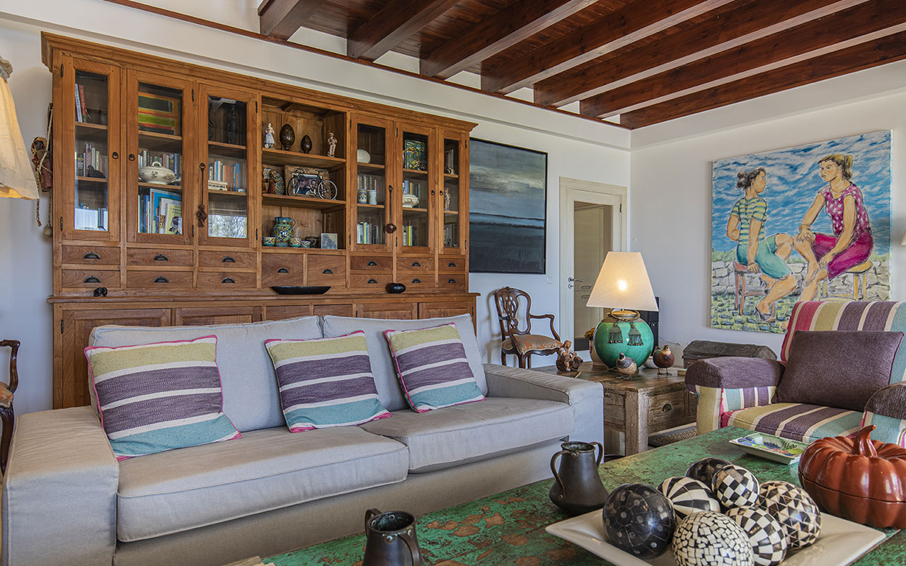 luxury-beachfront-villa-living-room