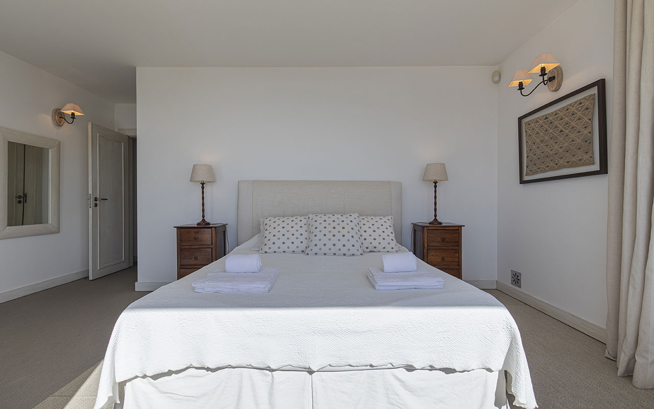 luxury-beachfront-villa-bedroom