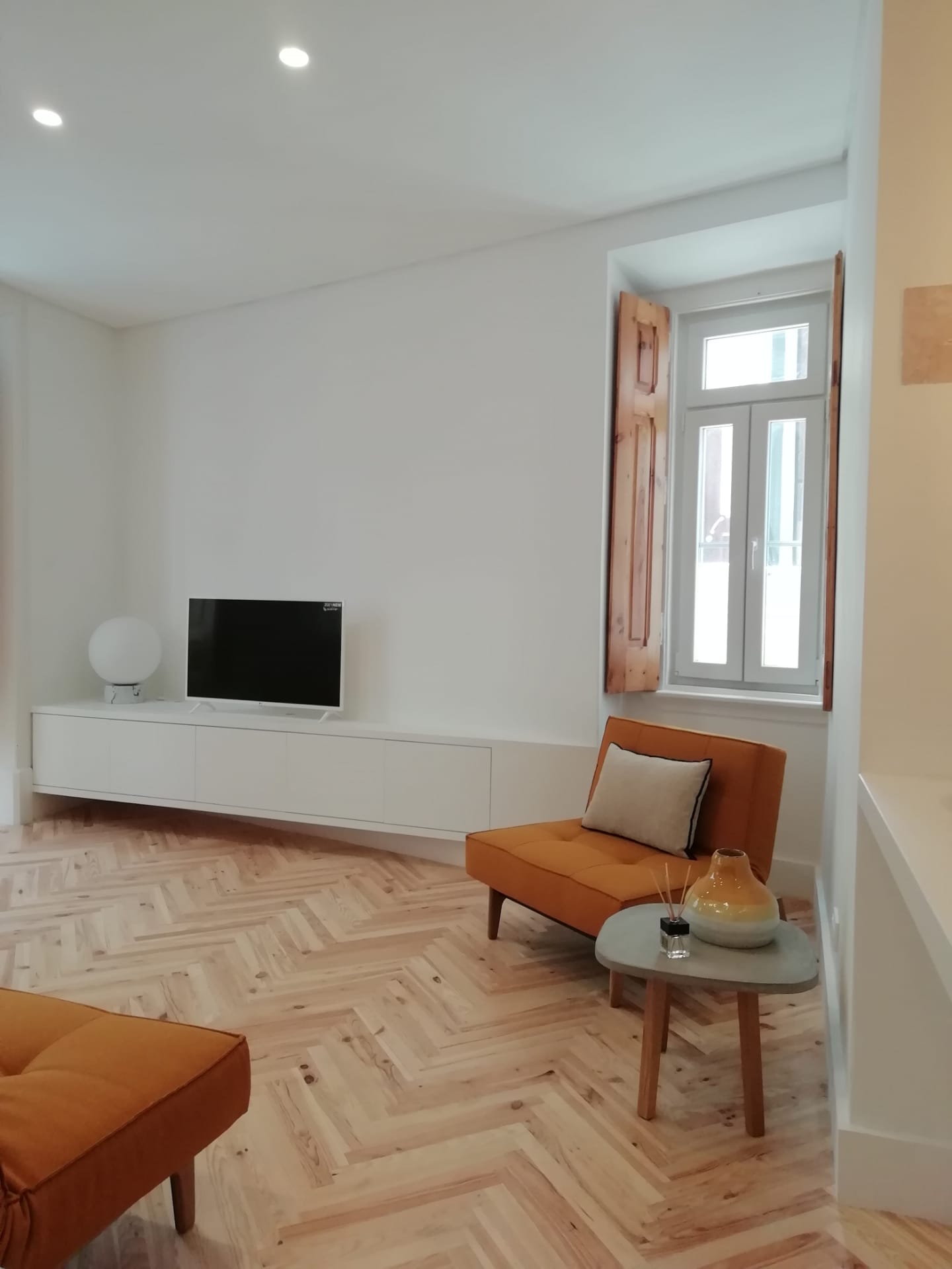 lisbon-downtown-mustard